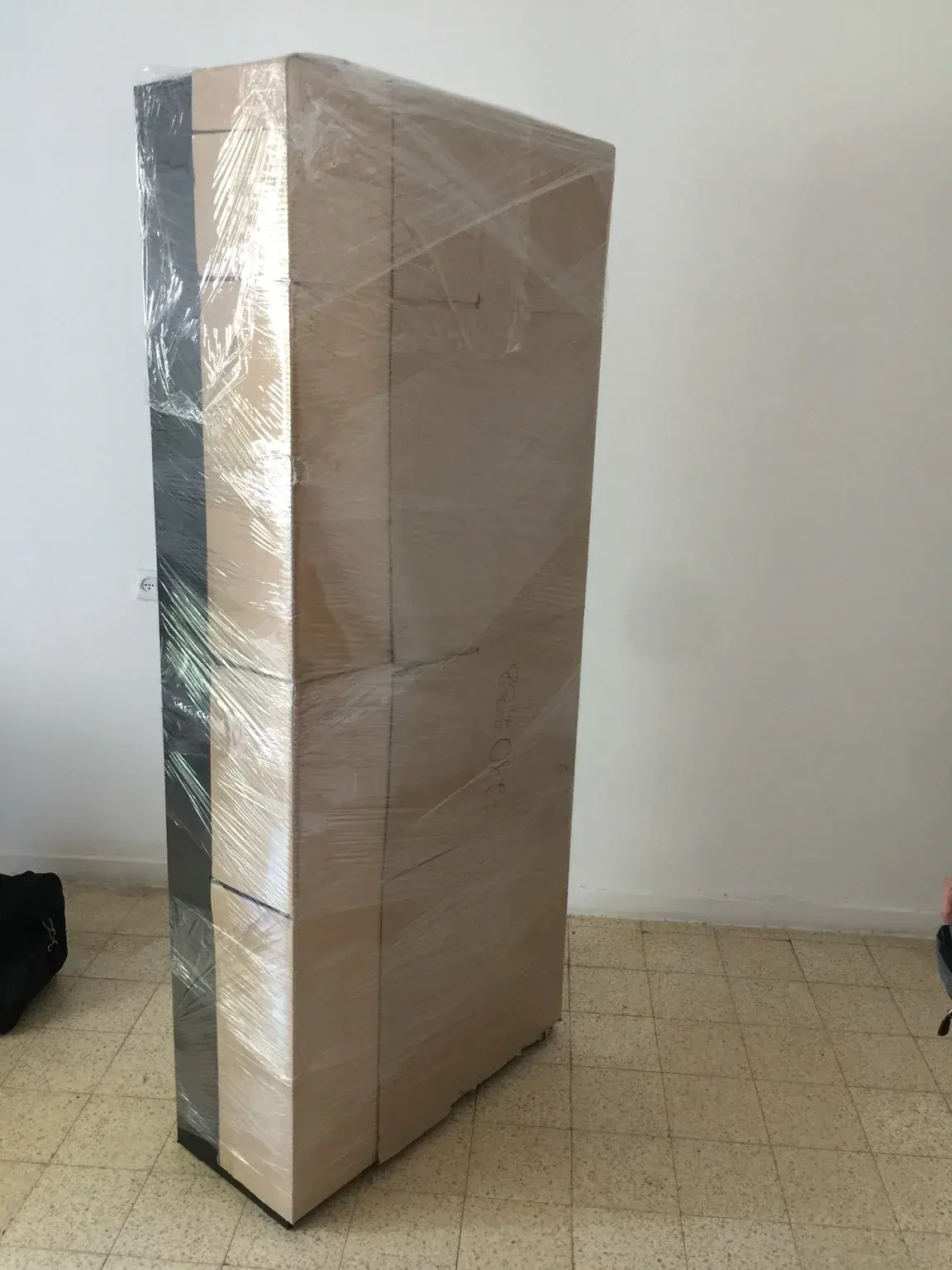 רהיט מוגן בקרטון וניילון